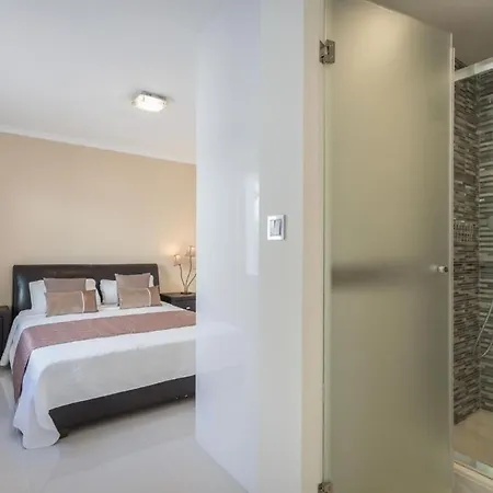 Deluxe - Private Pool Holiday home